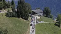 Salah Sasaran, Polisi Hentikan Pembalap Tour de France