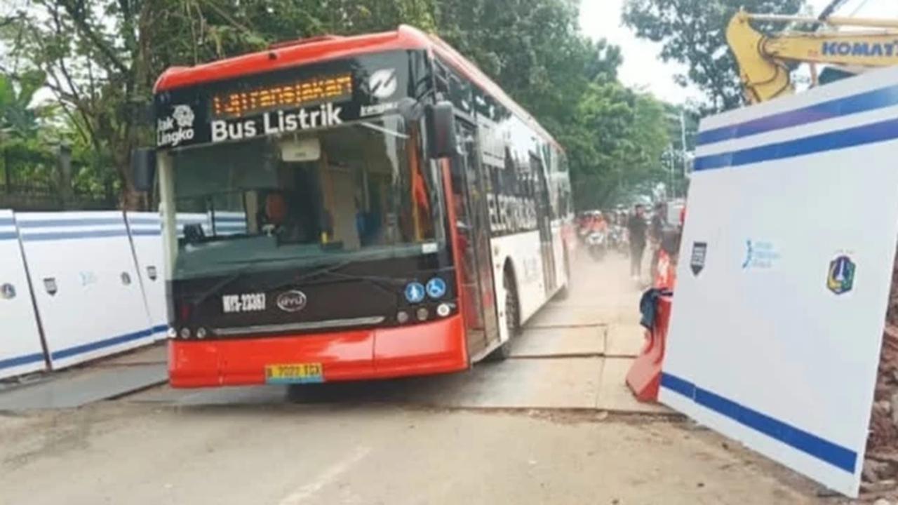 perbaikan jalan lenteng agung amblas