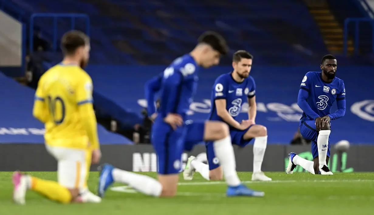 Para pemain berlutut untuk mendukung gerakan Black Lives Matter sebelum pertandingan Liga Inggris antara Chelsea dan Brighton and Hove Albion di Stadion Stamford Bridge, London, Inggris, Selasa (20/4/2021). Pertandingan berakhir 0-0. (Neil Hall/Pool via AP)