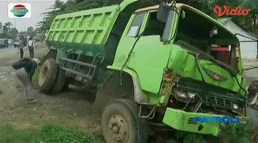 Saat melintasi Jalan Soekarno Hatta, sopir truk kehilangan kendai sehingga menabrak pedagang durian yang biasa mangkal dengan pick up.