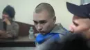 <p>Tentara Rusia, Sersan Vadim Shishimarin (21) terlihat di balik kaca selama sidang pengadilan di Kyiv, Ukraina, Rabu (18/5/2022). Tentara Rusia diadili di Ukraina atas pembunuhan seorang warga sipil tak bersenjata dalam kasus kejahatan perang pertama yang diajukan Kiev ke pengadilan sejak berlangsung invasi Rusia tiga bulan lalu. (AP Photo/Efrem Lukatsky)</p>