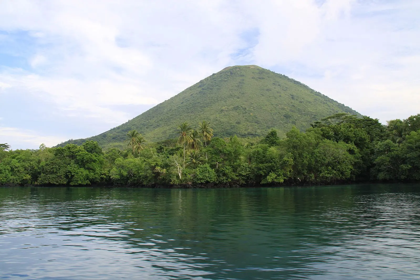 Gunung Api Banda (travelwithamate.com)