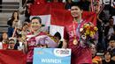 Ganda campuran Indonesia, Praveen Jordan/Debby Susanto saat penganugerahan medali seusai mengalahkan ganda China Wang Yilyu/Huang Dongping pada final Korea Terbuka 2017, Minggu (17/9). Praveen/Debby unggul dengan skor 21-17, 21-18. (AP/Ahn Young-joon)