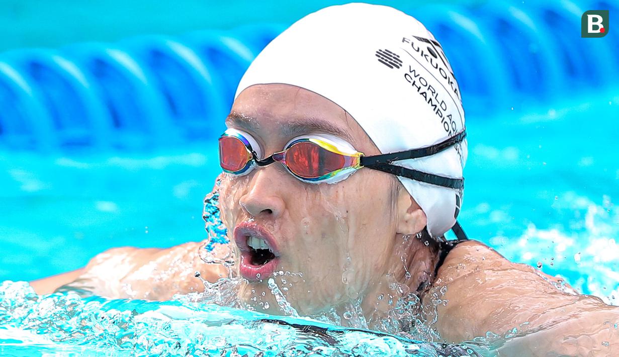 Cinta Laura berhasil menjadi yang tercepat saat mengikuti cabor renang 50 meter putri. (Bola.com/Bagaskara Lazuardi)