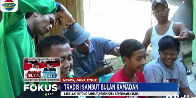 Sambut Datangnya Ramadan, Warga Ngawi Lakukan Tradisi Potong Rambut