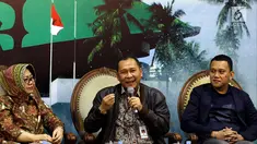 Irjen Kementerian Sosial Dadang Iskandar (tengah) bersama peneliti Lembaga Ilmu Pengetahuan Indonesia (LIPI) Siti Zuhro dan Anggota Komisi III Abdul Kadir Karding saat diskusi legislasi, Kompleks Parlemen, Jakarta, Selasa (9/10). (Liputan6.com/JohanTallo)