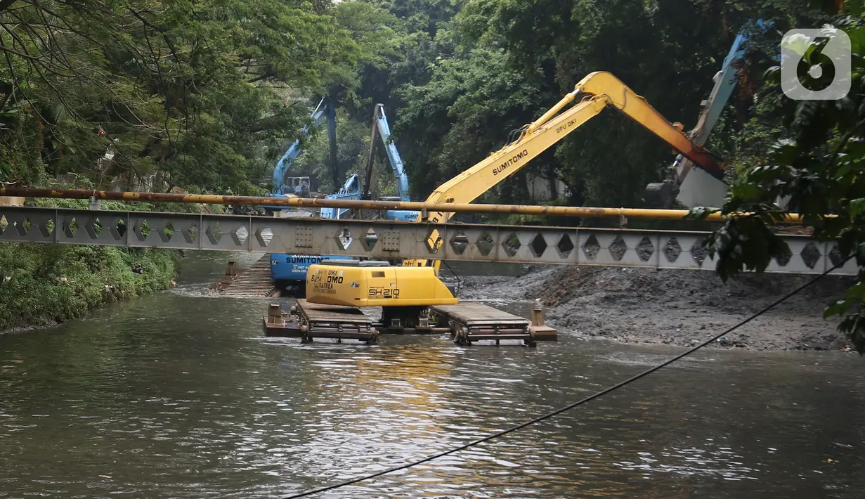 Petugas Dinas Sumber Daya Air DKI Jakarta melakukan pengerukan lumpur di Sungai Krukut, Karet Tengsin, Kamis (30/9/2021). Kegiatan bertajuk Grebeg Lumpur ini bertujuan mengantisipasi banjir saat musim hujan. (Liputan6.com/Herman Zakharia)