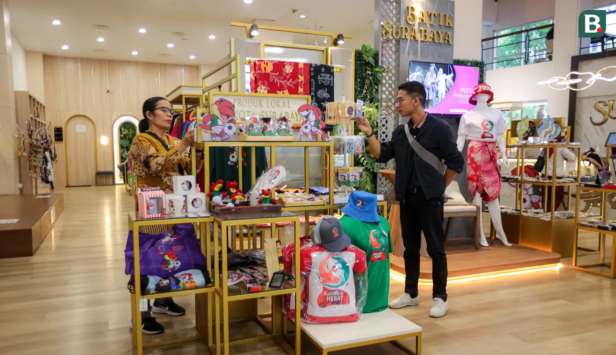 Pengunjung memilih Merchandise Piala Dunia U-17 di Surabaya Kriya Gallery (SKG) Siola yang terletak di Jalan Tunjungan, Surabaya. (Bola.com/Bagaskara Lazuardi)
