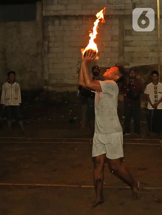 Warga saat bermain bola api di Kawasan Rempoa, Tangerang Selatan, Rabu (19/08/2020). Bermain Bola api tersebut dilakukan dalam rangka menyambut peringatan tahun baru Islam 1 Muharram 1442 H. (Liputan6.com/Herman Zakharia)