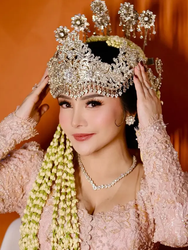 Mawar AFI Prewedding Mengenakan Siger Sunda dan Paes khas Pengantin Jawa. [@makeupbyfenty]