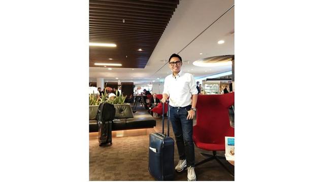 Saat berada di bandara Eko juga sering menggunakan outfit casual, ia terlihat elegan.