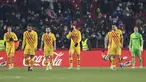 Barcelona kembali gagal meraih hasil minor usai ditahan imbang 1-1 tuan rumah Granada dalam laga lanjutan Liga Spanyol 2021/2022, Sabtu (8/1/2022). Barcelona gagal mempertahankan keunggulan satu gol mereka di akhir laga usai Gavi dikartu merah wasit. (AFP/Jorge Guerrero)