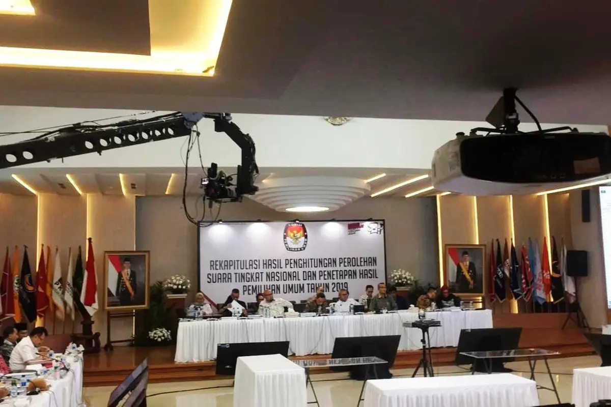 Suasana rapat pleno rekapitulasi suara di KPU, Senin (20/5/2019) malam