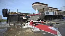 Sebuah bar dengan teras runtuh setelah berlalunya Badai Pamela di Mazatlan, Meksiko, Rabu (13/10/2021). Badai Pamela mendarat di pantai Pasifik Meksiko di utara Mazatlan pada hari Rabu, membawa angin kencang dan hujan ke kota pelabuhan. (AP Photo/Roberto Echeagaray)