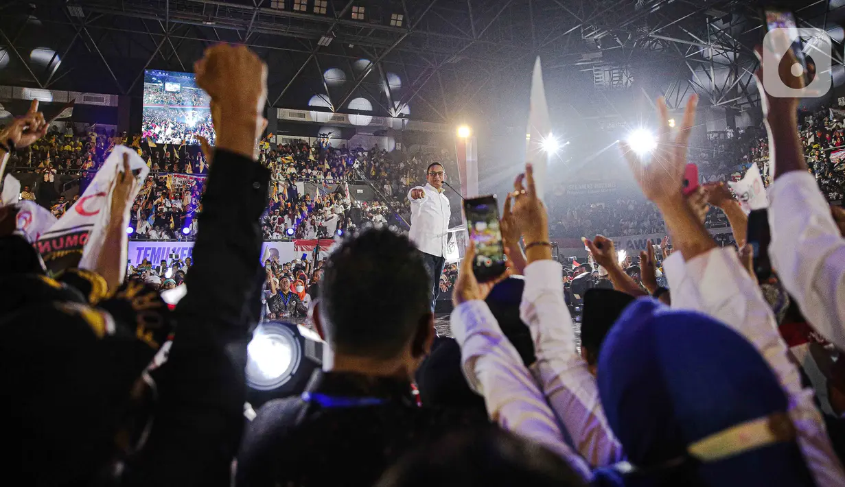 Anies Baswedan menyapa relawan pendukung dalam Koalisi Perubahan untuk Perbaikan yang hadir dalam acara akbar bertajuk Temu Kebangsaan Relawan Anies Baswedan di Jakarta, Minggu (21/5/2023). Acara ini sebagai bentuk dukungan Anies Baswedan dan partainya di Pilpres 2024. (Liputan6.com/Faizal Fanani)
