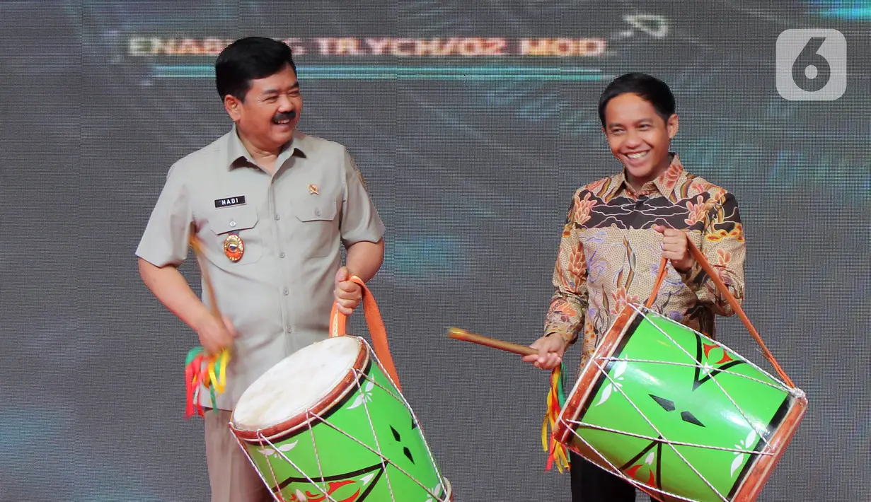 Menteri Agraria dan Tata Ruang/Kepala Badan Pertanahan Nasional (ATR/BPN) Hadi Tjahjanto (kiri) menabuh genderang saat membuka Rapat Kerja Nasional (Rakernas) Tahun 2023 di Hotel Shangri-La, Jakarta, Selasa (7/3/23). Rakernas bertema "Peningkatan Investasi Melalui Transformasi Digital dan Kepastian Hukum di Bidang Tata Ruang dan Pertanahan". (Liputan6.com/Johan Tallo)
