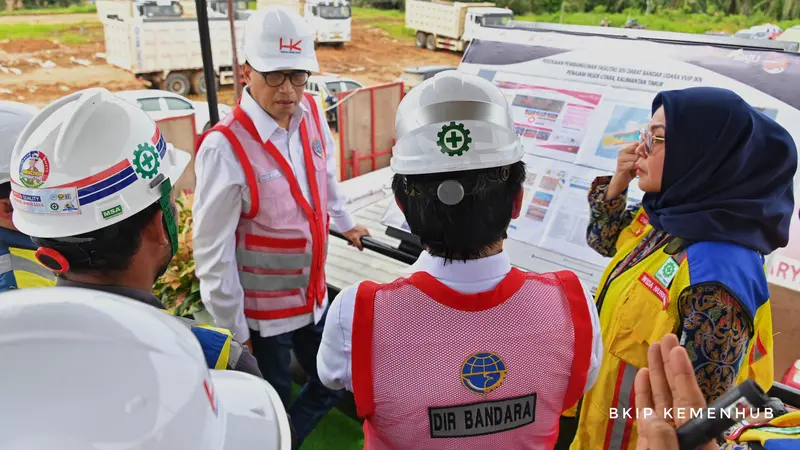 Menteri Perhubungan (Menhub) Budi Karya Sumadi mengecek kemajuan pembangunan Bandara Nusantara di Ibu Kota Nusantara (IKN), pada Rabu (24/1/2024). (Dok Kemenhub)