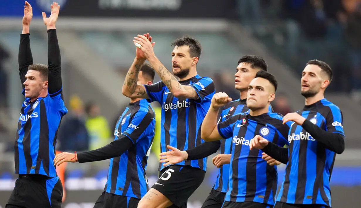 Para pemain Inter Milan merayakan setelah mengalahkan Verona pada pertandingan sepak bola Liga Italia di Stadion San Siro, Milan, Italia, 14 Januari 2023. Inter Milan mengalahkan Verona dengan skor 1-0. (AP Photo/Luca Bruno)