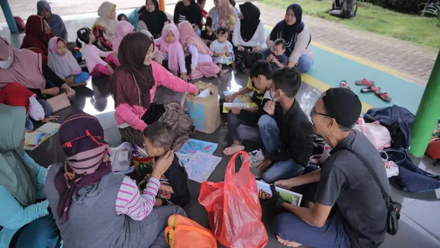Perpustakaan keliling Edi Dimyati di Ciracas, Jakarta Timur