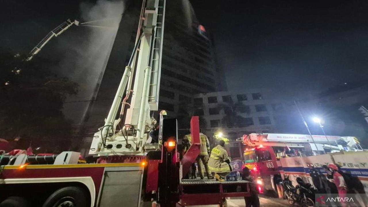 Tiga Bronto Skylift Dikerahkan Padamkan Kebakaran Hebat di Gedung Bapenda DKI Jakarta