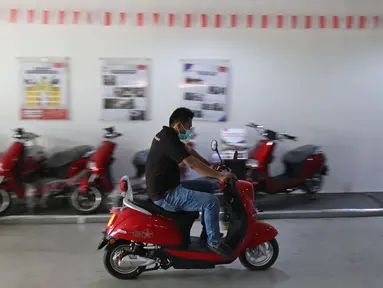 Teknisi mencoba kendaraan listrik di Jakarta, Rabu (24/11/2021). Pemerintah terus menggencarkan penggunaan kendaraan listrik untuk menekan emisi karbon di Indonesia. (Liputan6.com/Herman Zakharia)