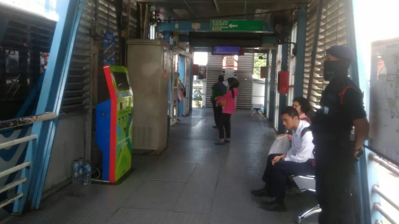Situasi di halte Tranjakarta Blok M, Selasa (17/3/2020). (foto: akun twitter @PT_Transjakarta)