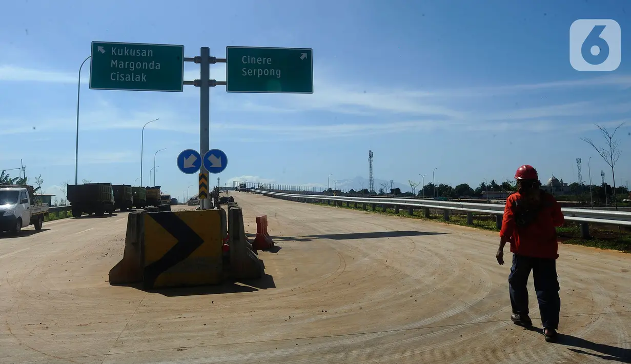 Aktivitas pekerja pembangunan proyek Jalan Tol Cinere - Jagorawi (Cijago) Seksi 3A (Kukusan - Cinere) di kawasan Krukut, Depok, Jawa Barat, Selasa (29/11/2022). Jalan Tol Cinere-Jagorawi (Cijago) Seksi 3 Kukusan-Cinere sepanjang 5,44 km secara keseluruhan akan tuntas Januari tahun 2023 mendatang. (merdeka.com/Arie Basuki)