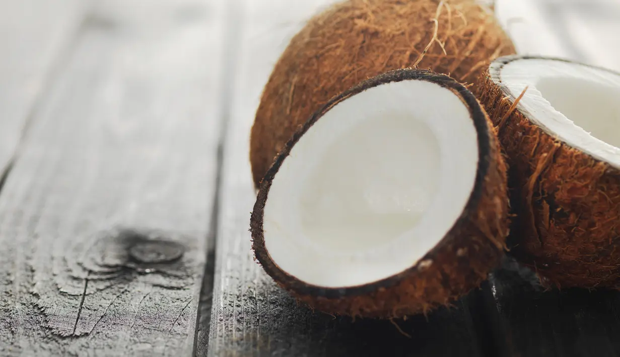 Ternyata minyak kelapa satu-satunya lemak rendah kalori di dunia. Minyaknya mungkin bisa masuk dalam bahan makanan untuk mendukung proses diet. Minyak kelapa memiliki sedikit asam lemak dan mengurangi timbunan lemak di dalam tubuh. (huffingtonpost.com)