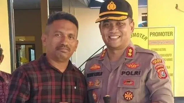Kapolres Muna, AKBP Debby Asri Nugroho (kanan).(Liputan6.com/Ahmad Akbar Fua)