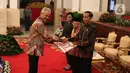 Presiden Jokowi didampingi Wakil Presiden Ma'ruf Amin dan Menkeu Sri Mulyani menyerahkan Daftar Isian Pelaksanaan Anggaran (DIPA) dan Daftar Alokasi Transfer Daerah serta Dana Desa Tahun 2020 kepada Gubernur Jawa Tengah Ganjar Pranowo di Istana Negara, Kamis (14/11/2019). (Liputan6.com/Angga Yuniar)