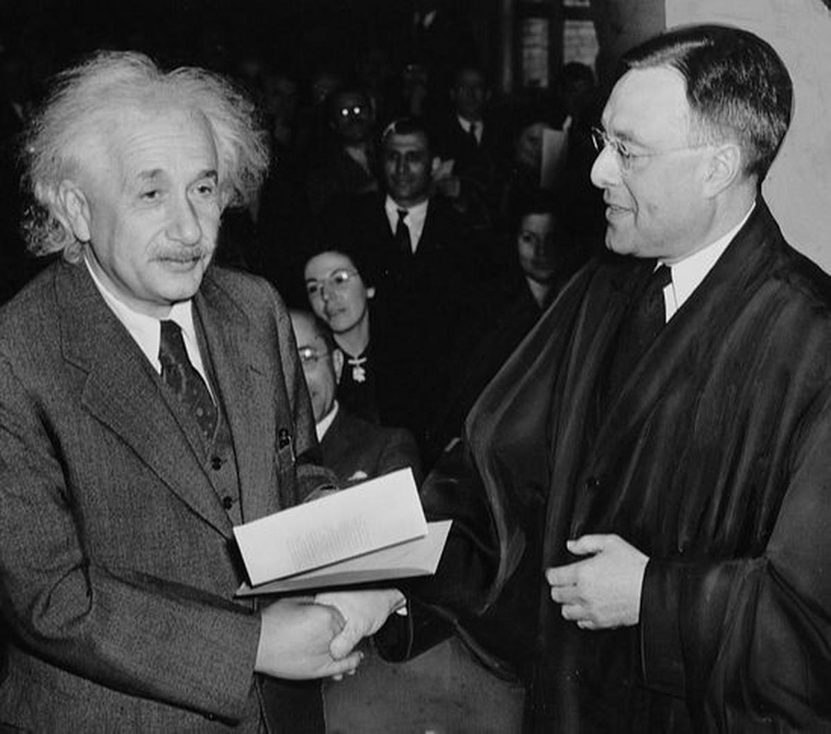 Tetapi&nbsp;Einstein&nbsp;tetap kuat pada pendiriannya. Ia merasa bahwa tawaran tersebut adalah ide yang brilian, akan tetapi ia juga menyadari bahwa tidak semua ide yang brilian itu bagus dan berdampak baik.&nbsp;&nbsp;