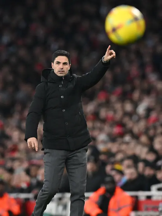 Pelatih Arsenal, Mikel Arteta menginstruksikan pemainnya saat bertanding melawan Manchester United pertandingan lanjutan Liga Inggris di Stadion Emirates di London (22/1/2023). Gol kemenangan Arsenal di cetak Eddie Nketiah dua gol dan Bukayo Saka. (AFP/Glyn Kirk)