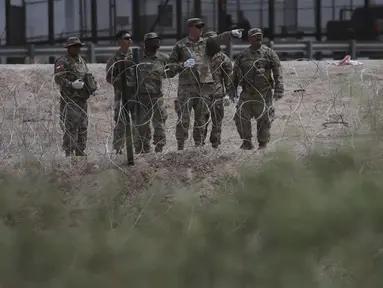 Anggota Garda Nasional Texas memasang penghalang kawat berduri di perbatasan antara El Paso, Texas dan Ciudad Juárez, seperti yang terlihat dari Ciudad Juárez, Meksiko, Rabu (3/5/2023). (AP Photo/Christian Chavez)