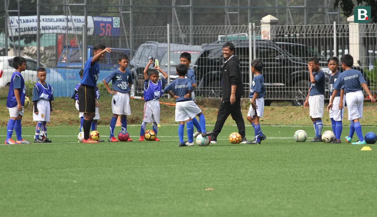 Pelatih Indra Sjafri memberikan pelatihan saat coaching clinic bersama anak-anak di Lapangan ABC Senayan, Jakarta, Rabu (28/3/2018). Acara ini dalam rangkaian peluncuran Patriot 165 FC. (Bola.com/Asprilla Dwi Adha)