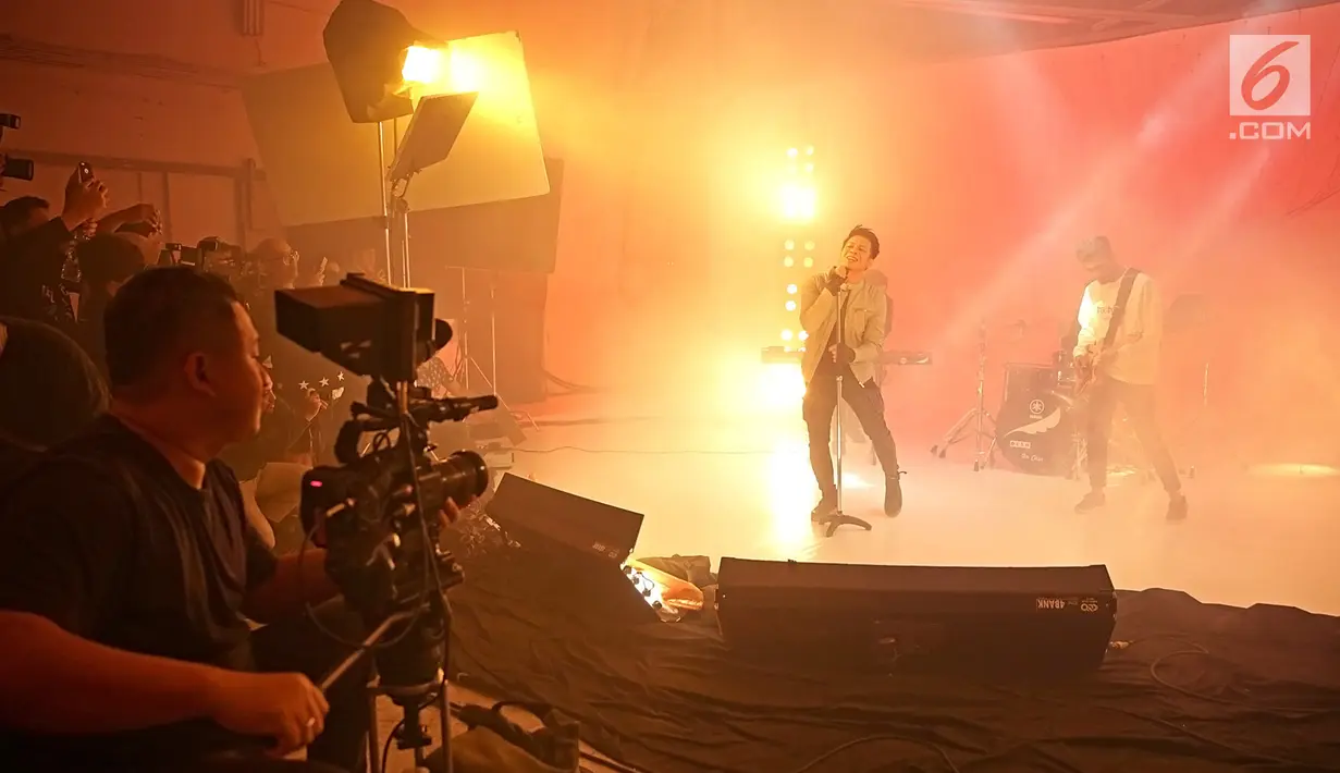Suasana saat grup band NOAH (Ariel, David, dan Lukman) melakukan proses syuting video klip single bertajuk 'Wanitaku' di Musica Studio, Jakarta Selatan, Kamis (25/7/2019). Ariel dan kawan-kawan sepakat untuk bungkam tentang ketidakhadiran sang gitaris, Uki. (Fimela.com/Bambang Ekoros Purnama)