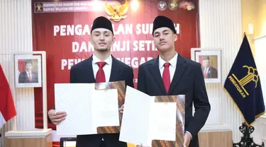 Ivar Jenner (kiri) dan Rafael Struick berpose usai menjalani sumpah kewarganegaraan di Kanwil Kemenkumham DKI Jakarta, Cawang, Senin (22/5/2023). (Foto:Dok PSSI)