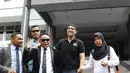 Pemain sinetron Sandy Tumiwa didampingi kuasa hukumnya tiba Kejaksaan Tinggi (Kejati) DKI Jakarta, Senin (7/11). Kedatangannya untuk melakukan tahapan I, mengambil surat pengantar untuk dilimpahkan ke Kejaksaan Negeri Jakpus (Liputan6.com/Herman Zakharia)