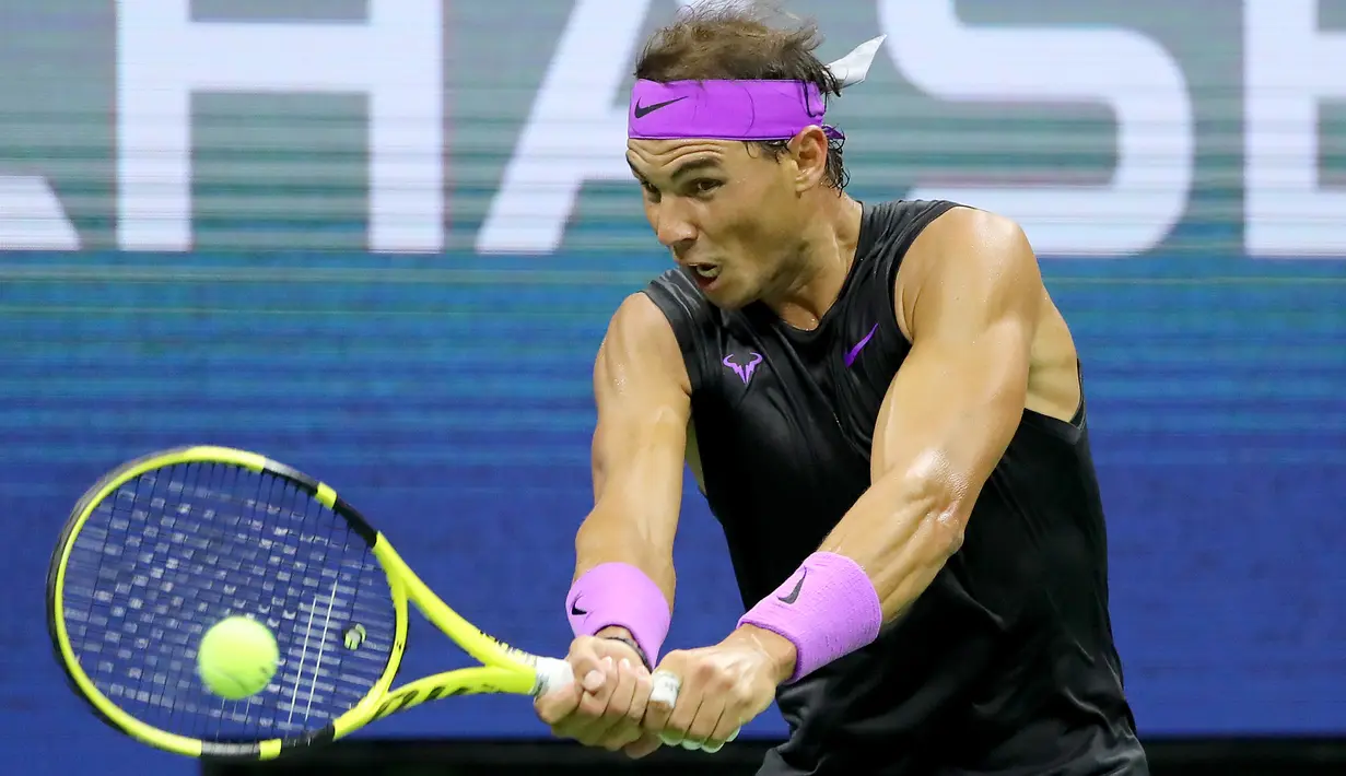 Petenis Spanyol, Rafael Nadal membalas pukulan ke arah petenis Argentina, Diego Schwartzman  pada babak perempat final AS Terbuka 2019  di Arthur Ashe Stadium, Rabu (4/9/2019). Nadal berhasil melangkah ke semifinal dalam pertarungan tiga set dengan skor 6-4, 7-5, dan 6-2. (Elsa/Getty Images/AFP)