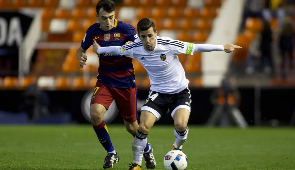 Pemain Valencia, Jose Gaya (kanan) berebut bola dengan Pemain vies with Barcelona, Munir El Haddadi pada leg kedua semifinal Copa Del Rey di Stadion Mestalla, Valencia, Kamis (11/2/2016) dini hari WIB. (AFP/Jaime Reina)
