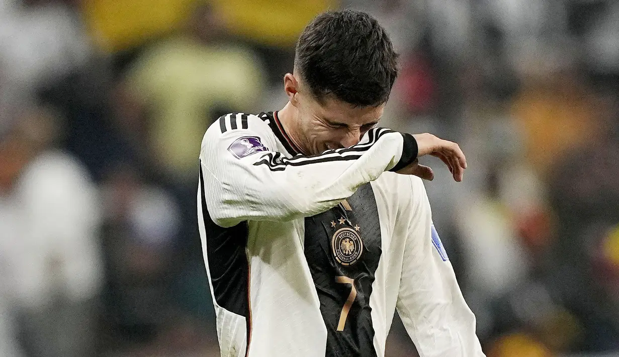 Kai Havertz tak mampu membendung air mata usai Timnas Jerman dipastikan tersingkir dari Piala Dunia 2022. (AP/Martin Meissner)