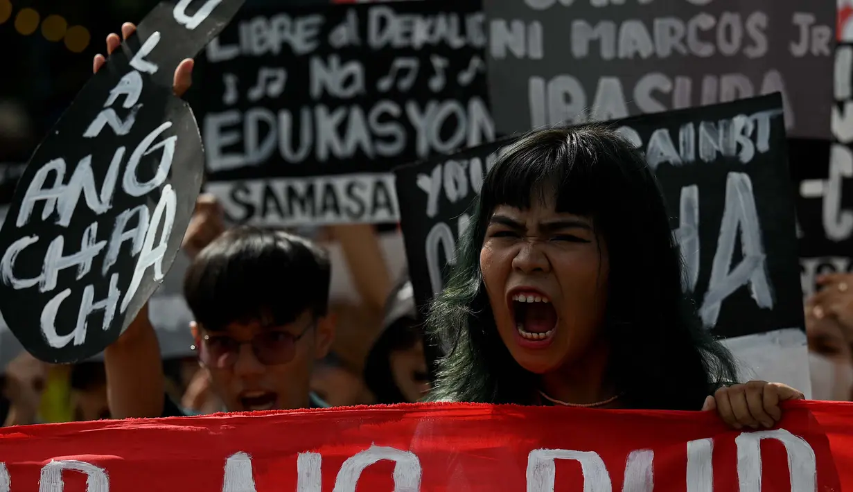 Aksi ini dikenang sebagai perlawanan damai dengan demonstrasi jalanan yang dilakukan rakyat Filipina di Epifanio de los Santos Avenue (EDSA). (JAM STA ROSA/AFP)