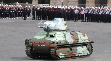 Tank Char B1 Prancis dari Perang Dunia II ditampilkan dalam upacara militer tahunan Bastille Day di Place de la Concorde, Paris (14/7/2020). Prancis mengadakan parade tersebut dengan pengurangan jumlah peserta pasukan sebagai langkah untuk keamanan terhadap penyebaran Covid-19. (AFP/Thomas Samson)
