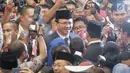 Gubernur DKI Jakarta Anies Baswedan bersalaman dan bertegur sapa dengan gubernur pendahulunya, Basuki Tjahaja Purnama (Ahok) setelah pelantikan anggota DPRD DKI Jakarta periode 2019-2024 di Gedung DPRD DKI Jakarta, Senin (26/8/2019). (Liputan6.com/Faizal Fanani)