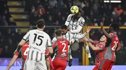 Bek Juventus, Bremer menyundul bola saat bertanding melawan Cremonese selama pertandingan lanjutan Liga Serie A Italia di Zini Stadium, Cremona, Italia, Kamis (4/1/2023). Juventus menang tipis atas Cremonese dengan skor 1-0. (Massimo Paolone/LaPresse via AP)