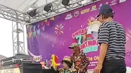 Meski dibantu asisten, penampilan terbaru Pak Tarno dengan semangat yang tak pudar berhasil menggugah banyak orang. Warganet pun merasa tersentuh dan terinspirasi oleh keteguhan hati pesulap berusia lanjut ini yang terus berkarya di tengah kondisi fisiknya yang menurun. (Liputan6.com/IG/@paktarnomanagementofficial)
