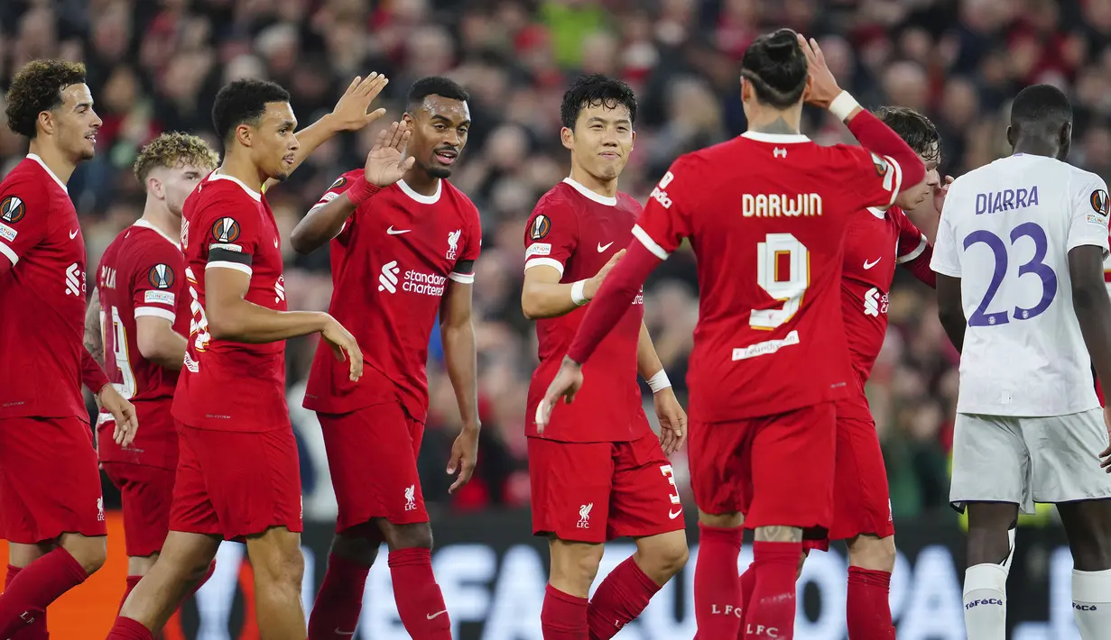 Pemain Liverpool, Wataru Endo (tengah) merayakan gol bersama rekannya pada laga Grup E Liga Europa 2023/2024 melawan Toulouse di Anfield, Liverpool, Ingggris, Jumat (27/10/2023). Laga tersebut berakhir dengan skor 5-1. Hasil tersebut membuat The Reds menempati posisi puncak klasemen grup sementara. (AP Photo/Jon Super)