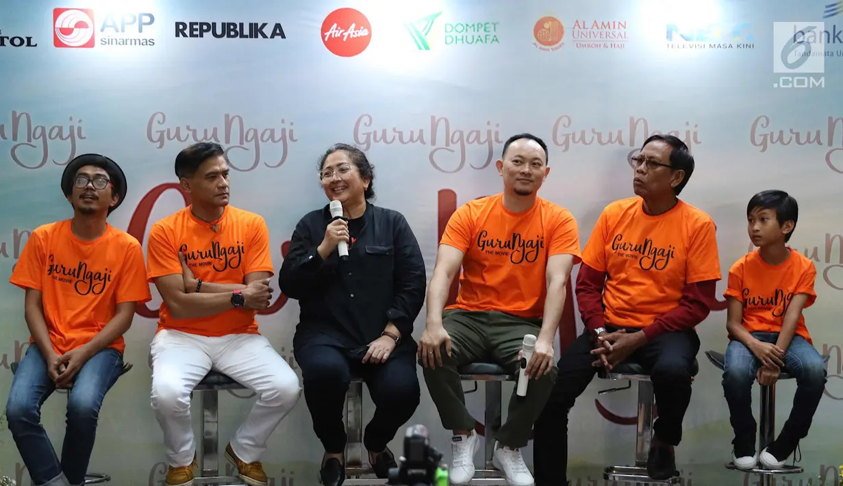Para Pemain film Guru Ngaji memberi keterangan pers di Jakarta, Rabu (14/3). Film ini bercerita tentang keikhlasan, kejujuran, dan toleransi dari kehidupan seorang guru ngaji. (Liputan6.com/Immanuel Antonius)