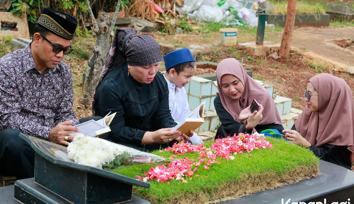 Ucapan spontan dari cucunya tersebut kerap membuat kakek dan neneknya tak kuasa menahan air mata. [Foto: KapanLagi.com/Muhammad Akrom Sukarya]