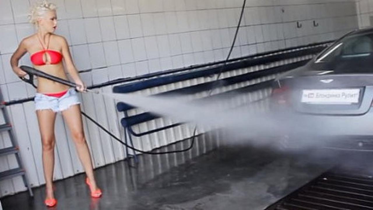 Cuci mobil ala model playboy