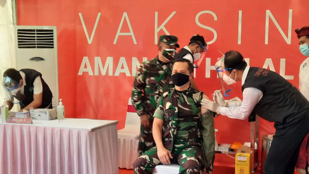 Kasdam Udayana, Brigjen TNI Candra Wijaya tengah Divaksinasi Covid-19